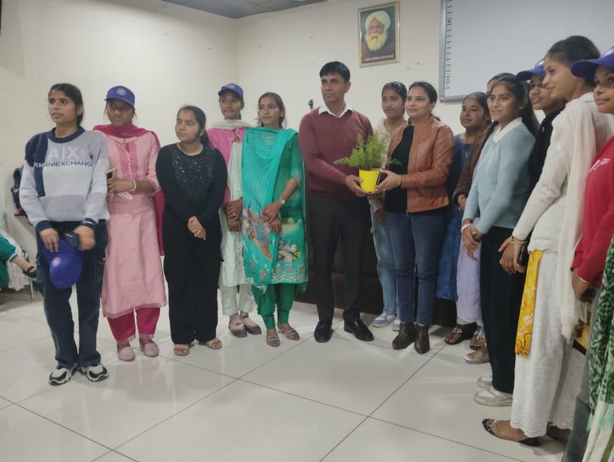 डी ए वी कालेज में दिए लड़कियों व महिलाओं  को अधिकारों व सुरक्षा के टिप्स