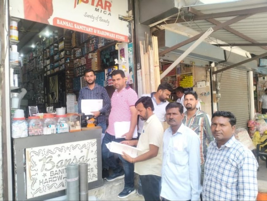 चिव जतिंद्र शर्मा के आदेश अनुसार पालिका कर्मचारियों द्वारा डोर टू डोर जाकर दुकानदारों को नोटिस