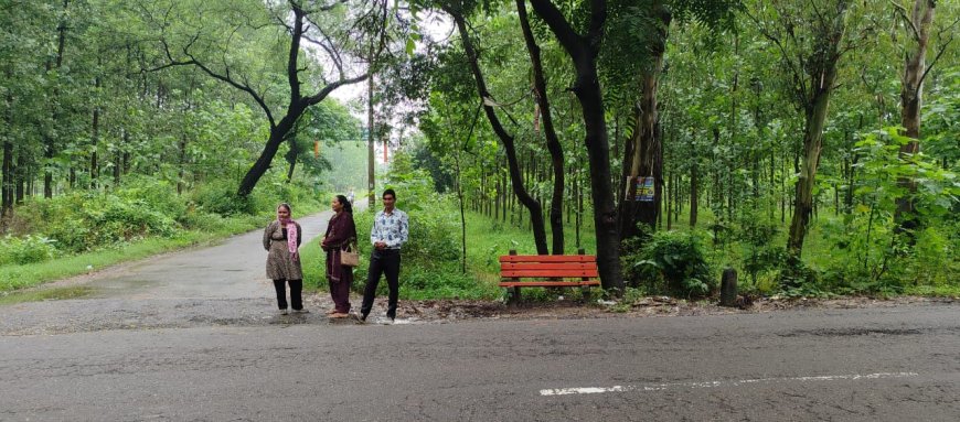 नाहरपुर तारपुर गांव में बस शेल्टर की कमी से भीगते हुए लोग परेशान
