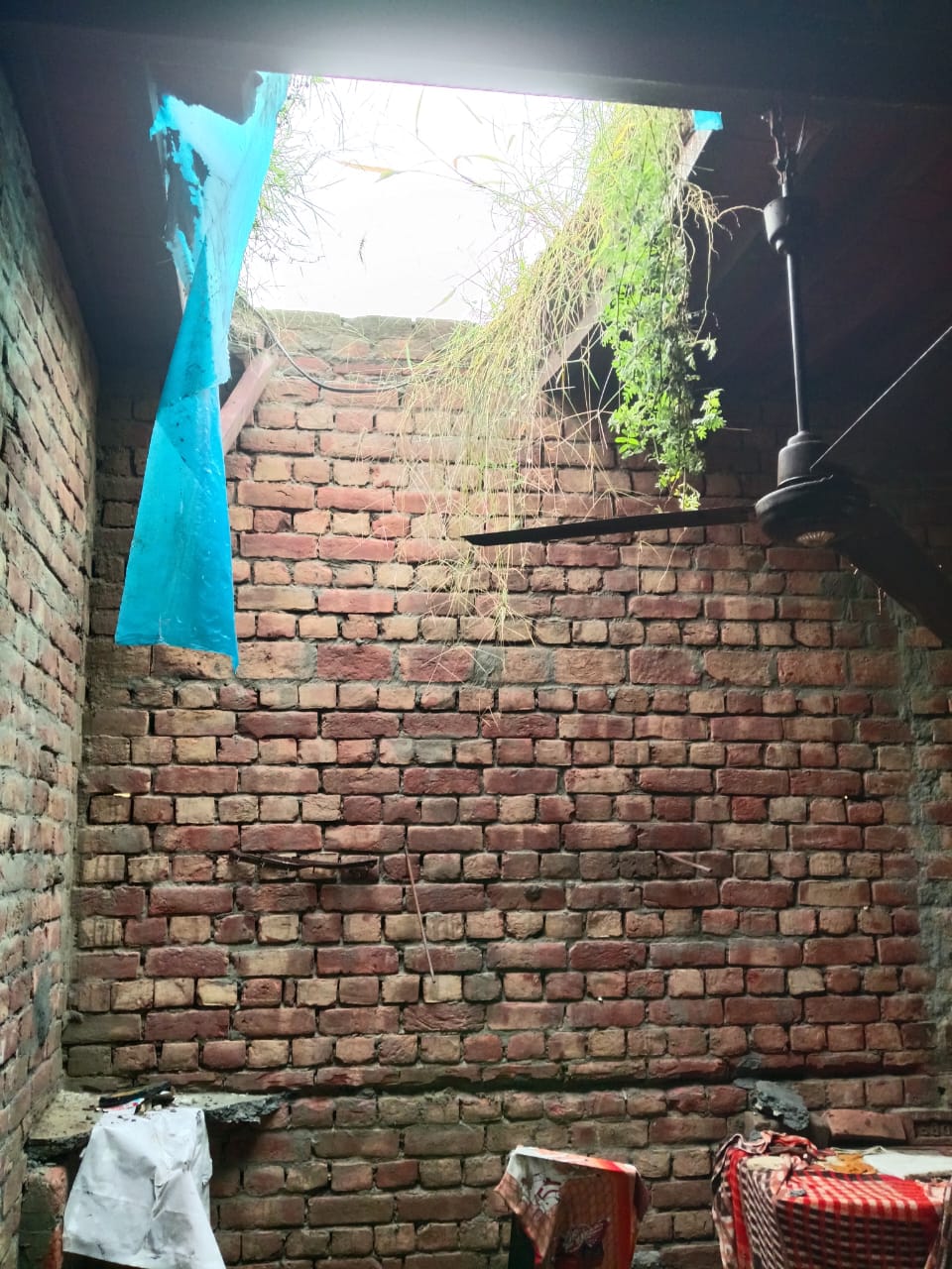 भारी बारिश के चलते गिरी गरीब के घर की छत बड़ा हादसा टला।