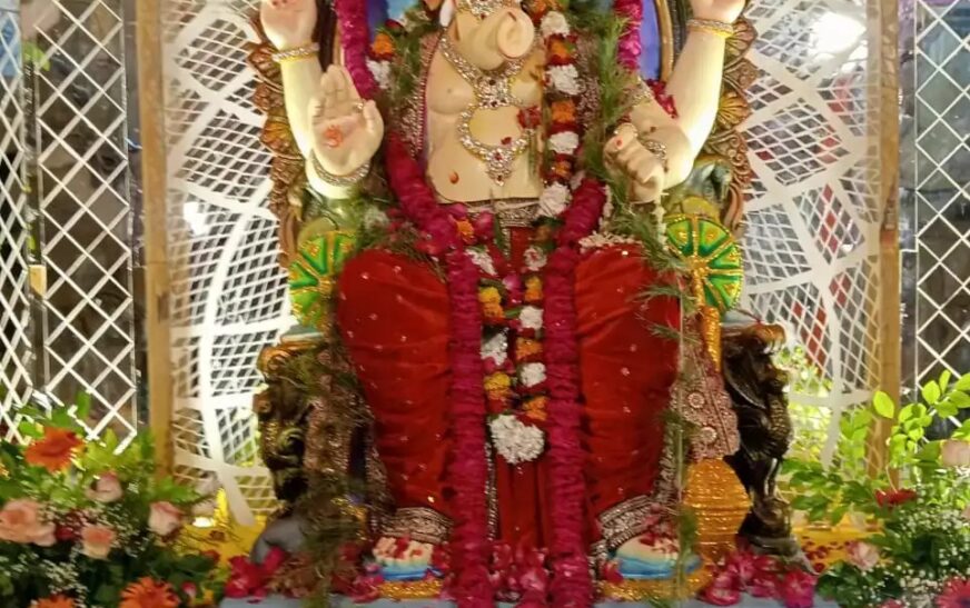 बाबा विश्वनाथ की नगरी में चहुंओर गणपति बप्पा मोरिया की गूंज, पंडालों में विराजे भगवान गणेश