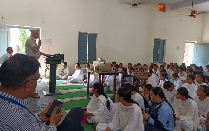 थाना सीवन पुलिस द्वारा गांव भुना स्कूल में विद्यार्थियों को नशा ना करने बारे, पोक्सो एक्ट एवं ट्रैफिक नियमों की पालना करने के लिए किया गया जागरूक