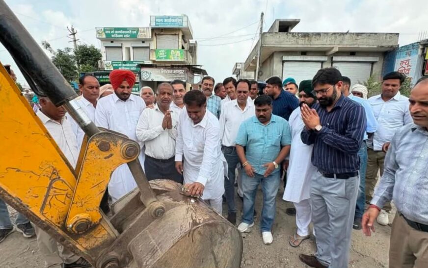 गांव झांसा मे बीजेपी नेता डीडी शर्मा द्वारा झांसा से लेकर मांडी तक सड़क का उद्घाटन किया गया