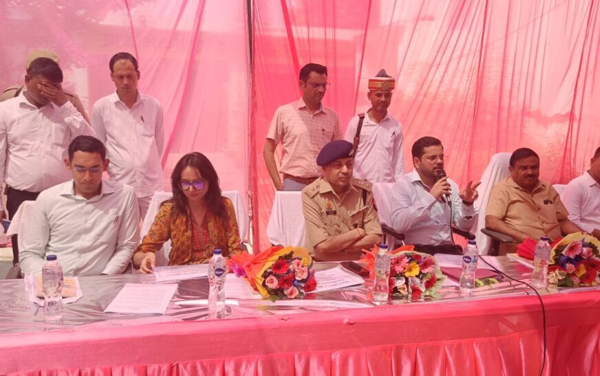 चौपाल के माध्यम से डीएम एवं एसपी द्वारा महिलाओं को किया गया जागरूक