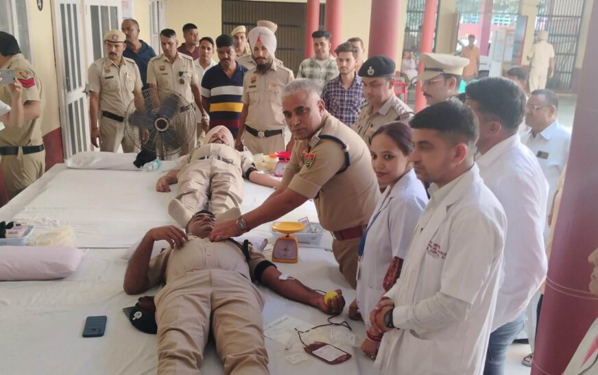 सेवा पखवाड़ा के तहत थाना चीका में कैथल पुलिस द्वारा रक्तदान शिविर का आयोजन, 28 युनिट एकत्रित