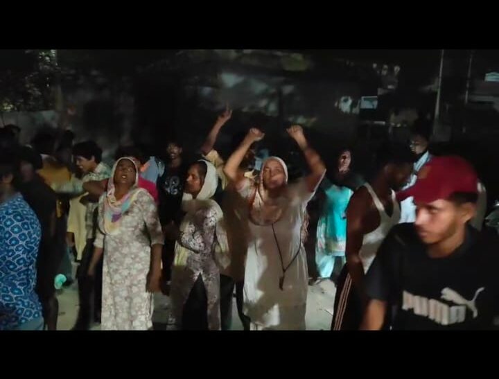 शहर थाने के बाहर वार्ड वासियों का हंगामा ,पकड़े गए संदिग्ध व्यक्ति के खिलाफ कार्रवाई की मांग l