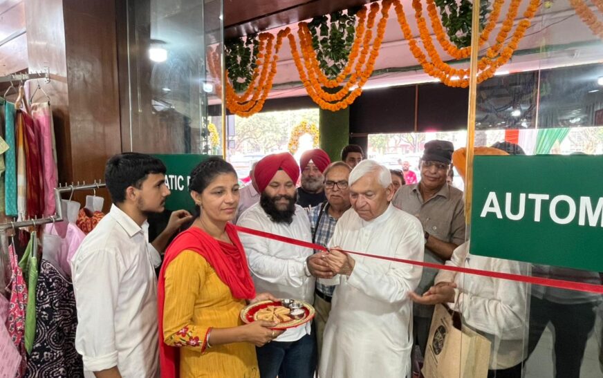 खादी ग्रामोद्योग भवन, सेक्टर-22-डी में गांधी जयंती पर विशेष खादी बिक्री छूट का शुभारंभमुख्य अतिथि केके शारदा ने जनता से खादी के अधिकाधिक इस्तेमाल पर जोर दिया