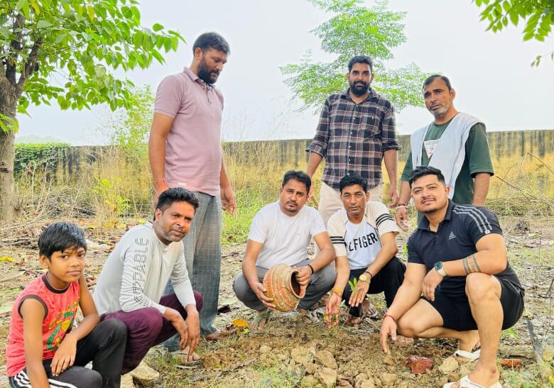 राष्ट्रपिता की जयंती पौधारोपण व साफ सफाई कर मनाईइस्माईलाबाद, दैनिक अमृतधारा विजय वधवा