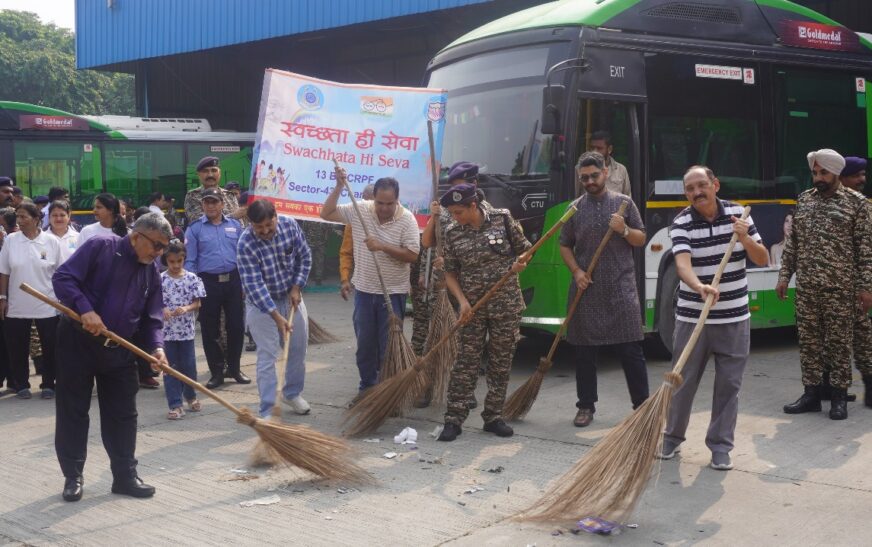 कमांडेंट कमल सिसोदिया ने 43 बस अड्डे पर सफाई करके आम नागरिकों को सार्वजनिक स्थलों को स्वच्छ रखने हेतु प्रेरित किया