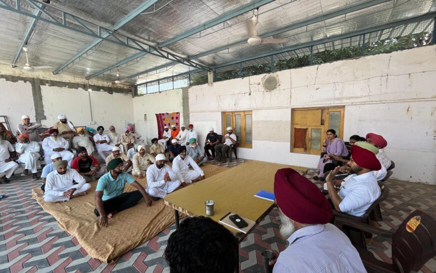 किसानों को धान की पराली जलाने से होने वाले नुकसान सबंधी किया जागरूक