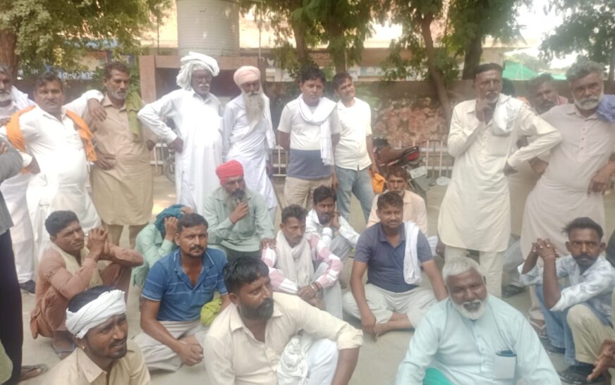 मंडी में धान ना लाकर सीधे शैलेरों में उतारे जाने से खफा मजदूरों ने दिया धरना