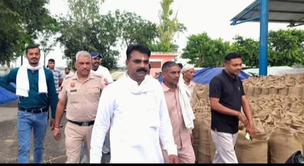 विधायक देवेंद्र हंस ने किया सीवन अनाज मंडी का दौरा