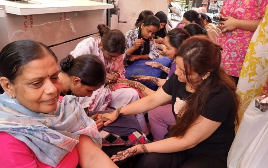 करवा चौथ का जादू मोगा में छाया, बाग़ गली में महिलाओं का तांता, मेहंदी की खुशबू से महका वातावरण