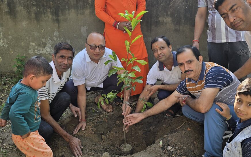 पशु हस्पताल में 2 पौधे लगाकर लोगों को जागरूक किया