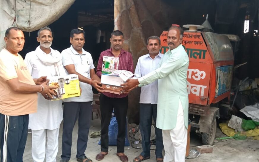 संचालक सुरेंद्र भूना को इनाम देते हुऐ पापसर गौशाला की कमेटी