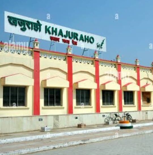 विश्व प्रसिद्ध शहर खजुराहों में मगरमच्छ 🐊 का बोर्ड लगा कर प्रशाशन ने धो लिया हाथ