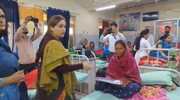 उत्तर प्रदेश राज्य महिला आयोग की उपाध्यक्ष अपर्णा यादव ने किया जिला अस्पताल का निरीक्षण, मरीजों से स्वास्थ्य सुविधाओं के बारे में ली जानकारी