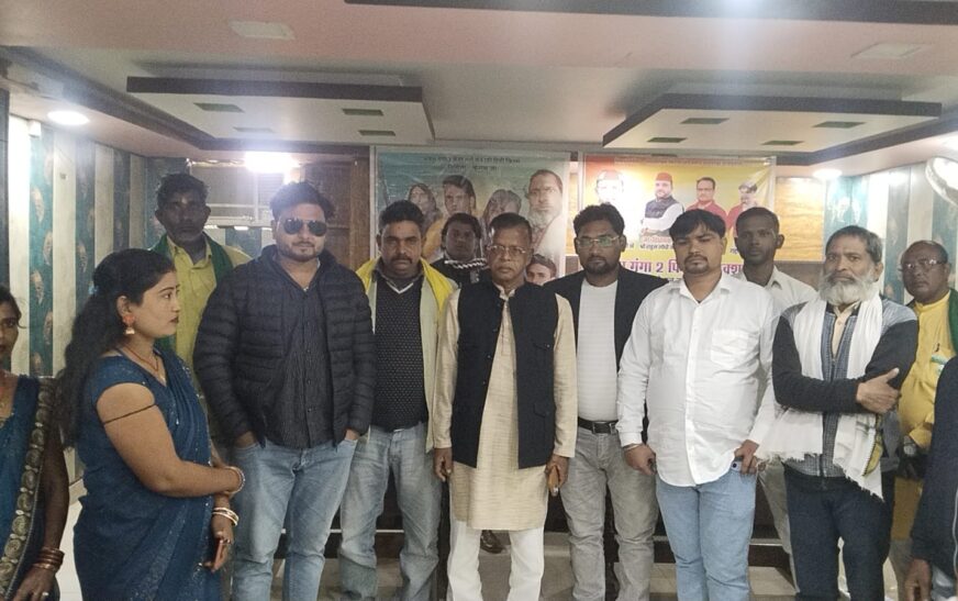 अवध गंगा 2 बैनर तले बन रही हिंदी फिल्म ‘तेरी मोहब्बत में’ का शुभ मुहूर्त, विधायक ने किया फीता काटकर उद्घाटन