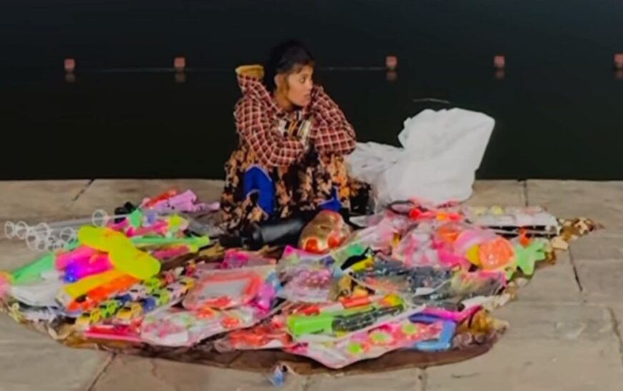 गीता जयंती कुरुक्षेत्र में रात 11 बजे ठंड में भी सामान बेच रही लड़की से ही कुछ सीख लो चोरियां , ग़लत काम करने और भीख मांगने वाले