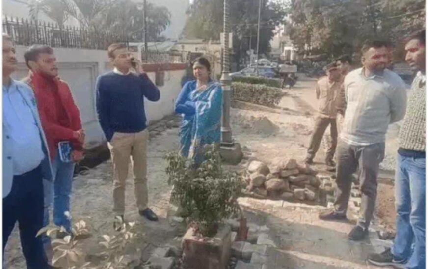 इंटरलॉकिंग टाइल्स में घटिया सामग्री की शिकायत पर मेयर व आयुक्त का औचक निरीक्षण