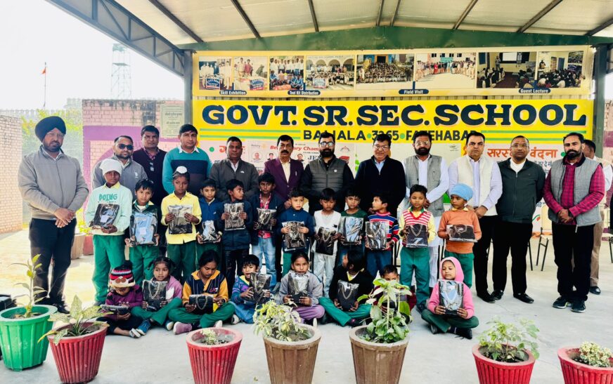 रोटरी क्लब रतिया डायनामिक ने बलियाला में जरुरतमंद बच्चोंं को बांटी जर्सियां