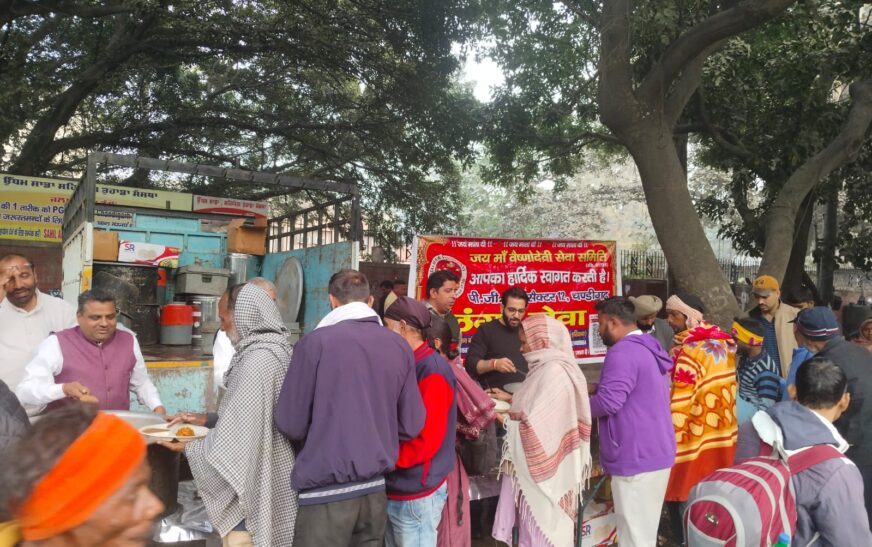 जरुरतमंदों की मदद के लिए पीजीआई में जय माता वैष्णो देवी सेवा समिति ने लगाया भंडारा