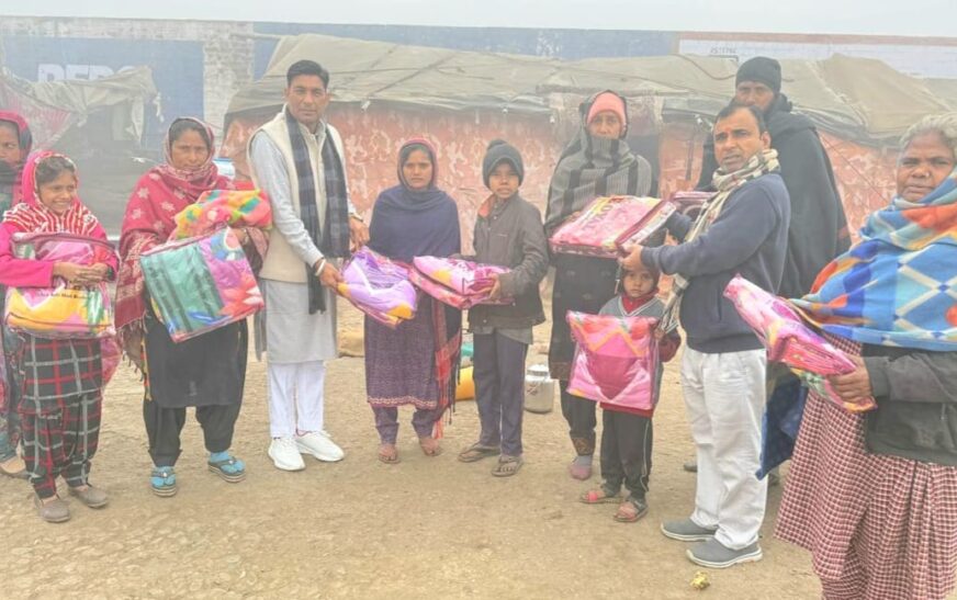 जरूरतमंद परिवारों को कंबल वितरित किए
