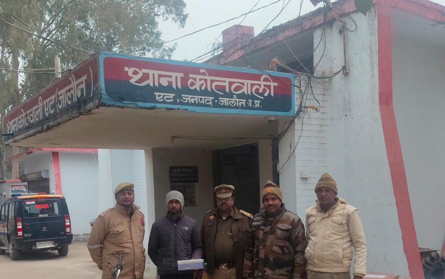 एट पुलिस की बड़ी कार्रवाई, चोरी की बाइक व अवैध तमंचे के साथ युवक गिरफ्तार
