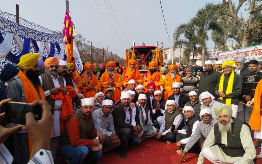 गोबिंद सिंह जी के प्रकाश पर्व के उपलक्ष्य में नगर कीर्तन निकाला