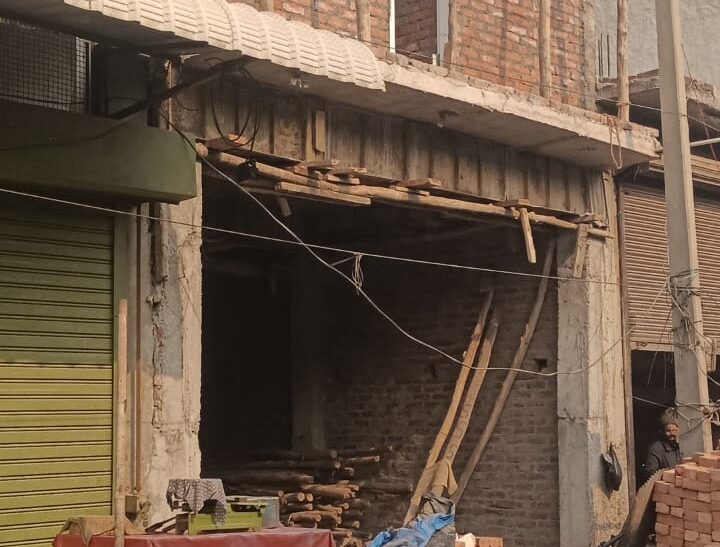 जॉन भी में धड़ल्ले से बन रही है नाजायज बिल्डिंग नगर निगम अधिकारियों की मिलीभगत से लुधियाना (अरुण उप्पल)