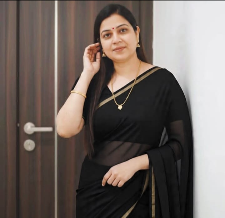 एक बाज़ार से एक घमंडी आदमी गुजर रहा था कि उसकी नज़र एक औरत पर पड़ी, जिसके सिर पर घी का मटका रखा हुआ था।उस आदमी ने औरत को आवाज़ दी और अकड़कर पूछा…”ए माई, क्या बेच रही हो..???