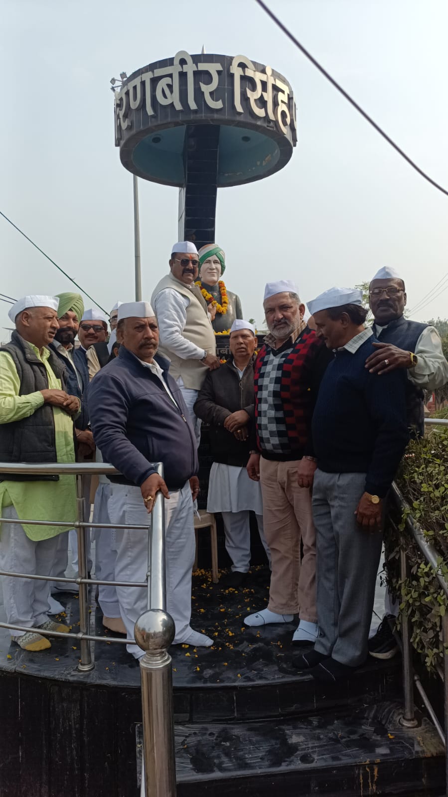 करनाल। कांग्रेस सेवा दल ने हरियाणा पूर्व मुख्यमंत्री भूपेंद्र सिंह हुड्डा के पिता स्वतंत्रता सेनानी चौ रणबीर सिंह हुड्डा की पुण्य तिथि के अवसर पर उन्हें नमन किया