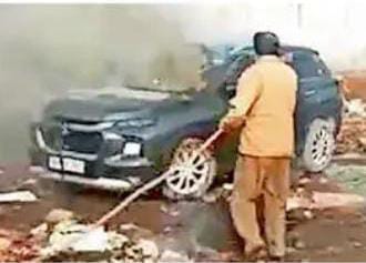 खजूरी रोड पर फैक्ट्री के बाहर खड़ी कार में लगी आग, शॉर्ट सर्किट की आशंका