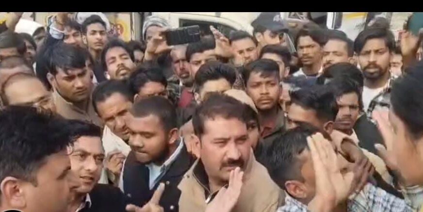 प्रतापनगर–छछरौली रूट पर बसों की कमी से हंगामा, छात्रों ने हाईवे पर लगाया जाम