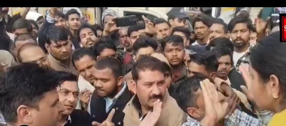 प्रतापनगर–छछरौली रूट पर बसों की कमी से हंगामा, छात्रों ने हाईवे पर लगाया जाम