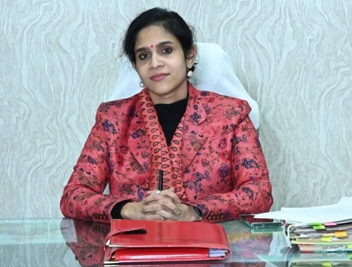 तलाकशुदा एवं विधवा महिलाओं को दिया जा रहा तीन लाख रुपये का ऋण