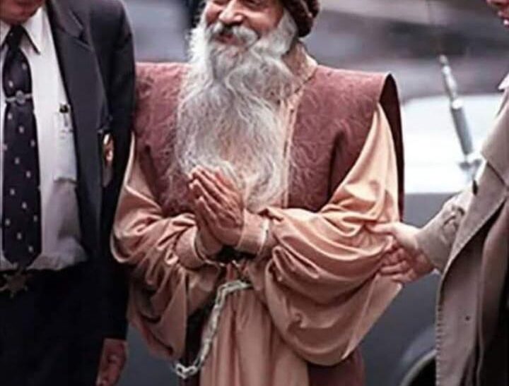 ओशो 12 दिन अमेरिका की जेल में थे .. ना कोई आधार ना वारंट ना सबूत .. कुछ नही। फिर भी राष्ट्रपति रोनाल्ड रीगन ने उन्हें जेल भिजवा दिया..