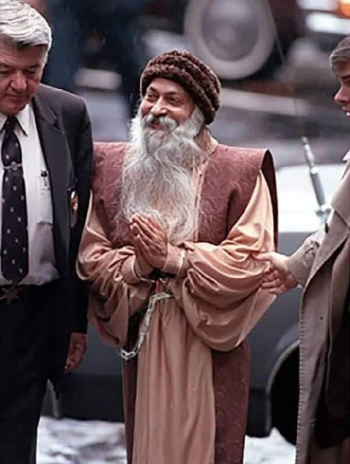 ओशो 12 दिन अमेरिका की जेल में थे .. ना कोई आधार ना वारंट ना सबूत .. कुछ नही। फिर भी राष्ट्रपति रोनाल्ड रीगन ने उन्हें जेल भिजवा दिया..