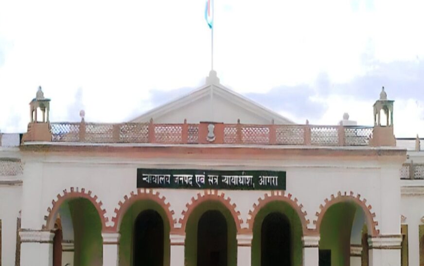 Agra Civil Court परिसर में गुरुवार को उस समय हंगामा खड़ा हो गया