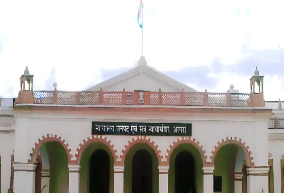 Agra Civil Court परिसर में गुरुवार को उस समय हंगामा खड़ा हो गया