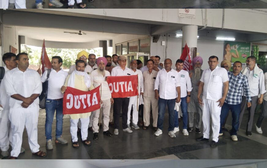 इलेक्ट्रिक ठेके की बसों पर लगाए जाने से परिवहन सेवा प्रभावित