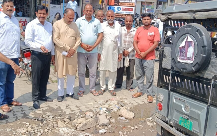 पानी वाला पाइप तकरीबन 1 महीने से लीक कर रहा है ,