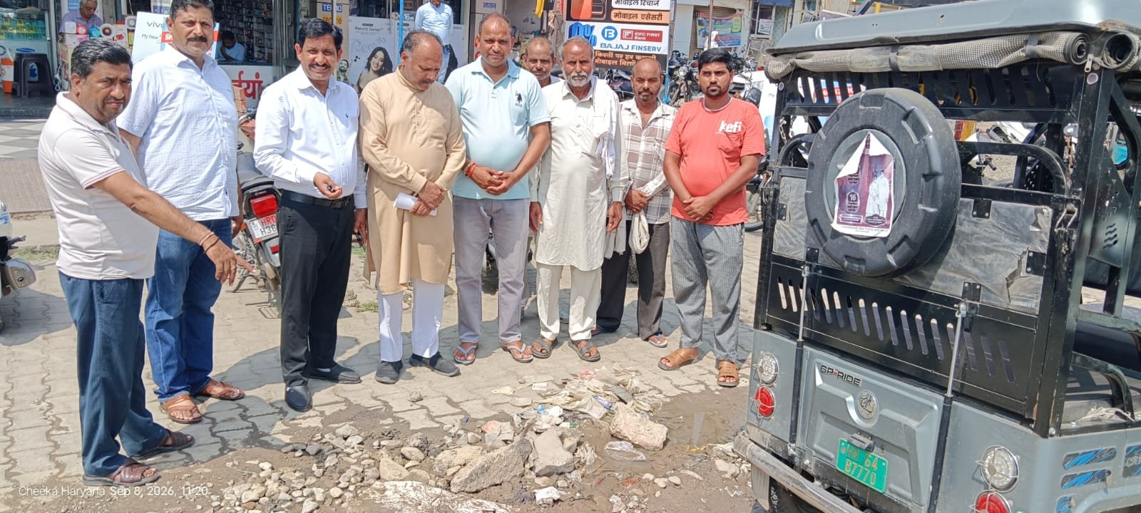 पानी वाला पाइप तकरीबन 1 महीने से लीक कर रहा है ,
