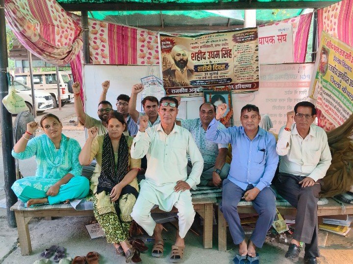 सरकार की चुप्पी सहन नहीं होगी लघु सचिवालय कुरुक्षेत्र में अदालत के फ़ैसले अनुसार अतिथि अध्यापकों को नियमित करने तक जारी रहेगा धरना प्रदर्शन अशोक शास्त्री