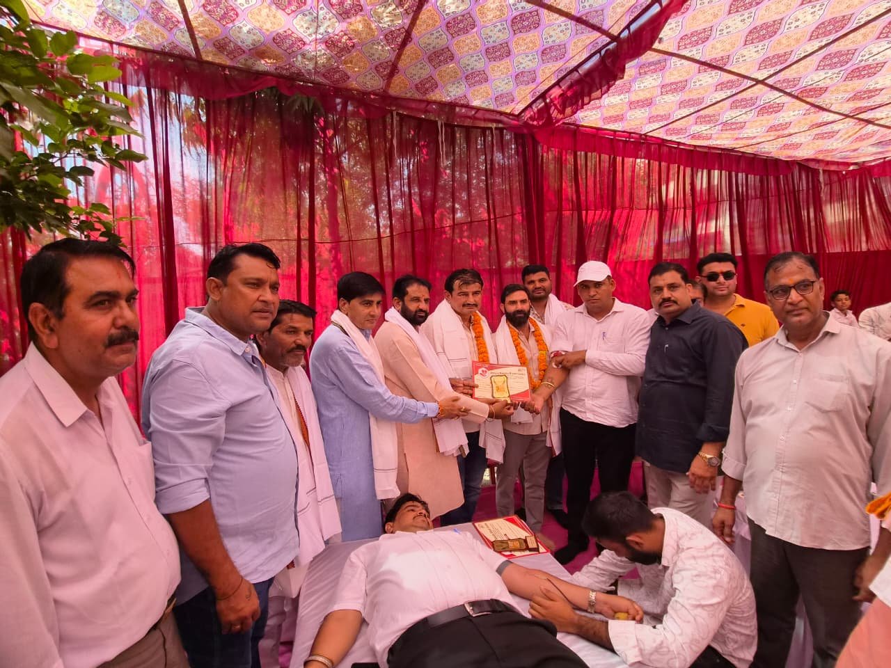 शहादत को नमन: रक्तदान कर युवाओं ने अमर शहीद इंद्र सिंह सैनी को किया याद