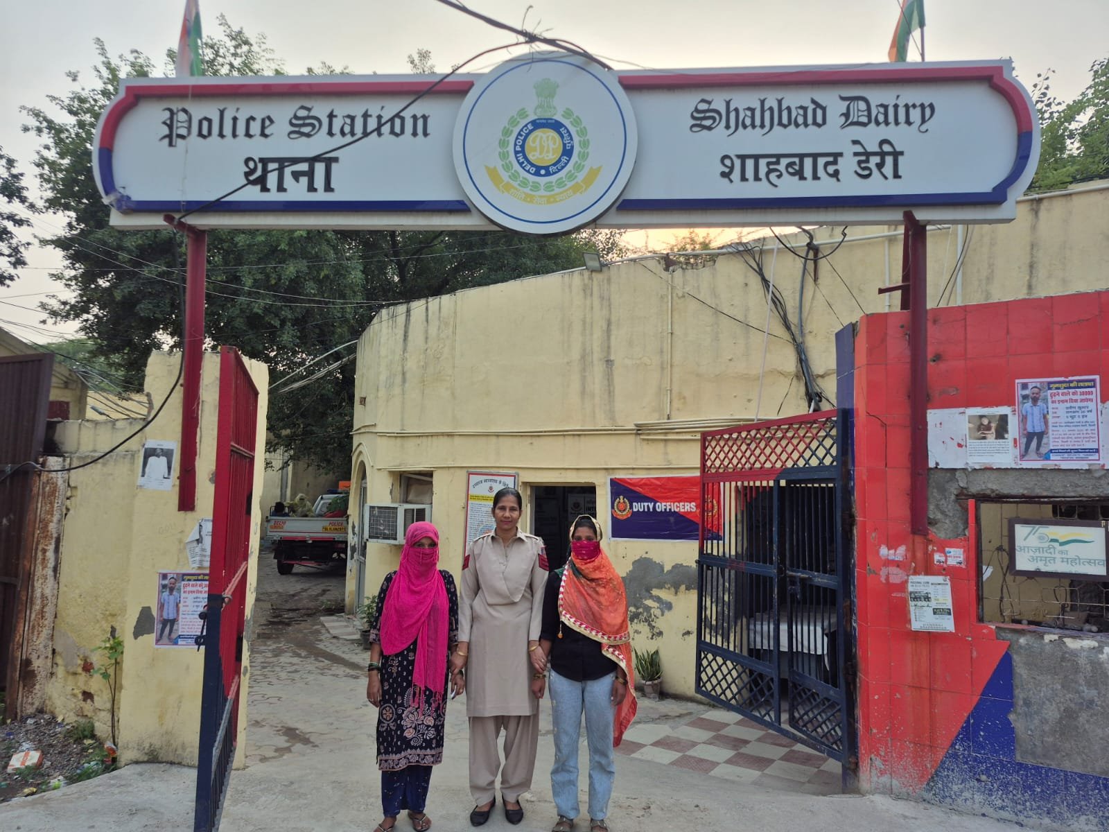 चेन लूटने के आरोप में दो महिलाओं को मौके पर ही गिरफ्तार किया