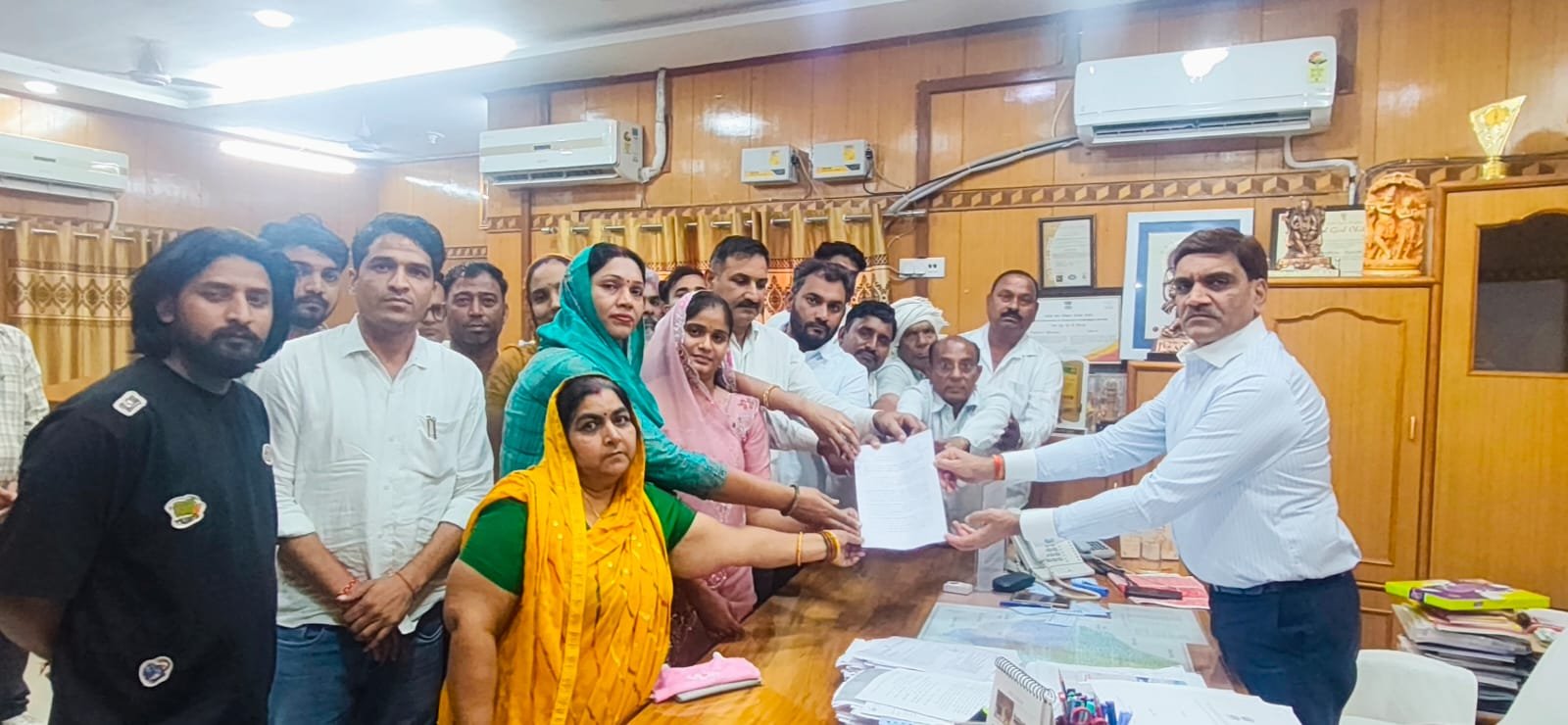 सिंघाना पालिका में अध्यक्ष-ईओ विवाद गहराया, कलेक्टर ने बुहाना एसडीएम को सौंपी जांच